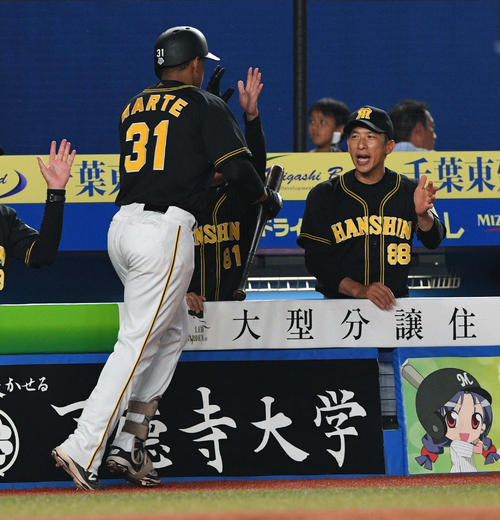 ロッテ対阪神　3回表阪神1死満塁、右犠飛を放ったマルテ（手前）を出迎える矢野監督（撮影・滝沢徹郎）