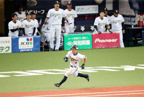 オリックス対DeNA　4回裏オリックス1死二塁、福田は右線適時二塁打を放つ（撮影・加藤哉）