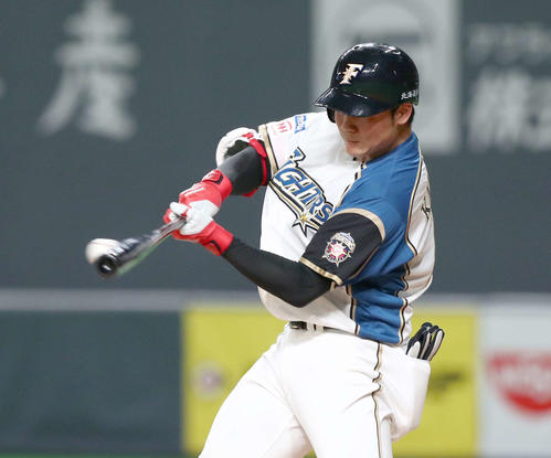 日本ハム対ヤクルト　3回裏日本ハム2死一、二塁、右前適時打を放つ清宮（撮影・黒川智章）