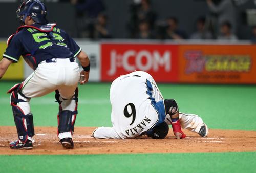 日本ハム対ヤクルト　3回裏日本ハム2死一、二塁、清宮の右前打で生還する中田。捕手中村（撮影・黒川智章）