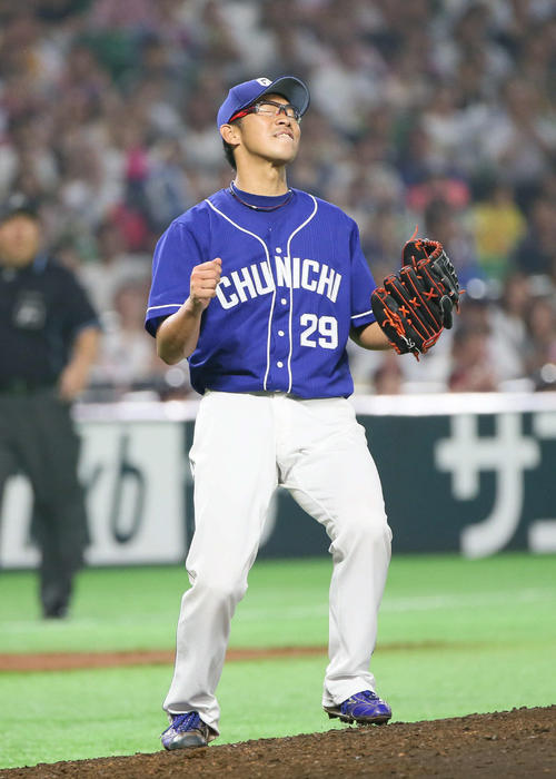 ソフトバンク対中日　5回裏ソフトバンク2死、グラシアルに遊安を許し、悔しがる山井（撮影・栗木一考）