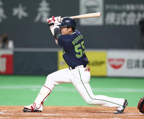 日本ハム対ヤクルト　4回表ヤクルト2死一、二塁、中前適時打を放つ村上（撮影・黒川智章）