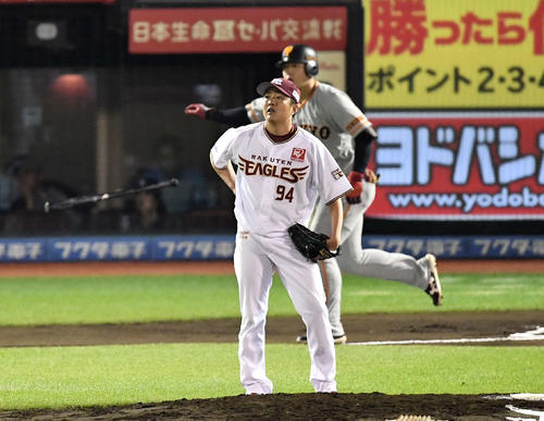 楽天対巨人　6回表巨人2死、岡本に右越えソロ本塁打を浴びる石橋（撮影・鈴木みどり）