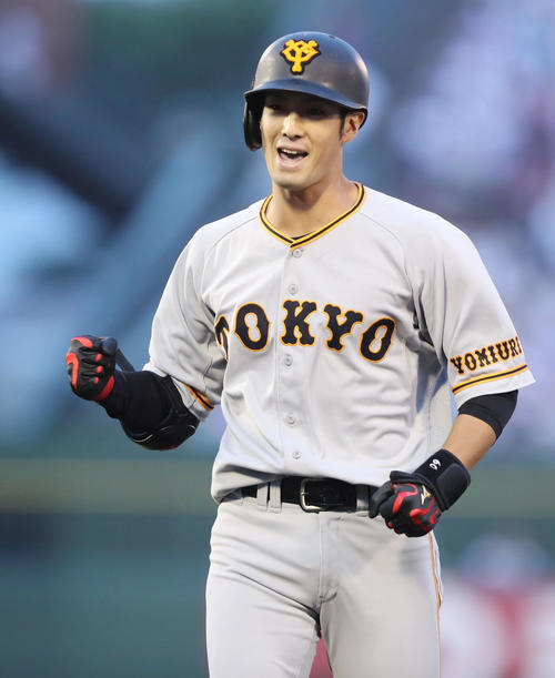 楽天対巨人　2回表巨人2死一、三塁、先制の左前適時打を放ちガッツポーズする若林（撮影・垰建太）