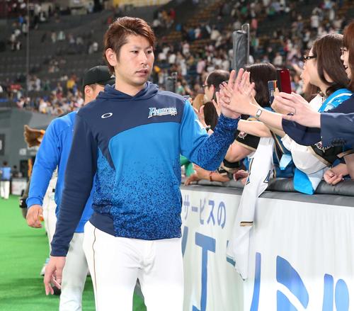 日本ハム対ヤクルト　ファンとハイタッチする加藤（撮影・黒川智章）