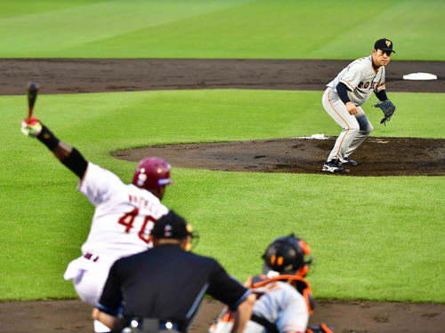 楽天対巨人　1回裏楽天2死三塁、巨人先発の桜井はウィーラー（左）を空振り三振に仕留める（撮影・小沢裕）　