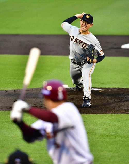 楽天対巨人　力投する巨人先発の桜井（撮影・小沢裕）　