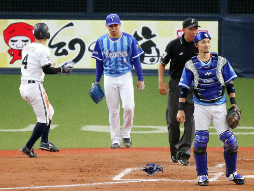 オリックス対DeNA　3回裏オリックス無死一塁、東は吉田正に左越え適時二塁打を打たれ失点する、左は生還した一走福田（撮影・加藤哉）