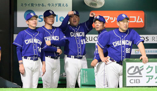 ソフトバンク対中日　8回、アウトから判定が覆りグラウンドを見つめる与田剛監督（左から2人目）（撮影・栗木一考）