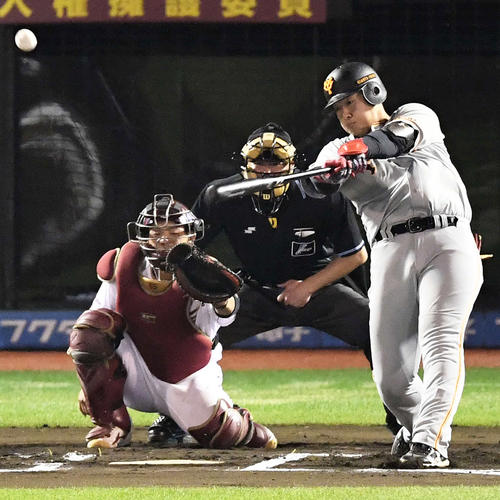 6回表巨人2死、右越えソロ本塁打を放つ岡本（撮影・鈴木みどり）