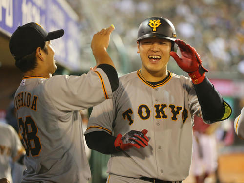 楽天対巨人　6回表巨人2死、右中間にソロ本塁打を放ち笑顔でナインとタッチを交わす岡本（撮影・垰建太）