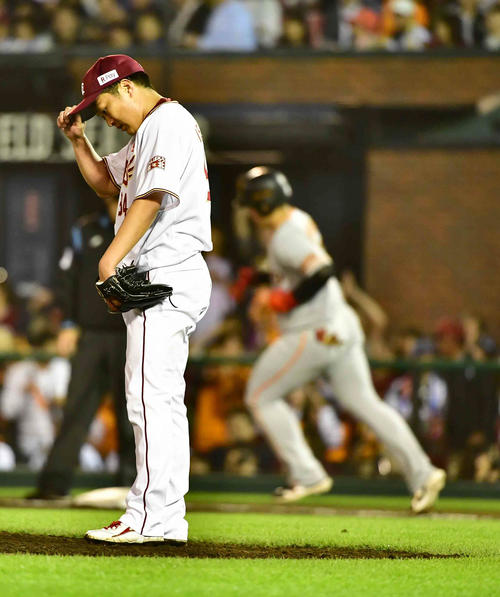 楽天対巨人　6回表巨人2死、楽天先発の石橋（左）は岡本に右越えの勝ち越しソロ本塁打を許す（撮影・小沢裕）　
