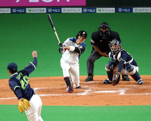 日本ハム対ヤクルト　7回裏2死一塁、王柏融は右前打を放つ（撮影・佐藤翔太）