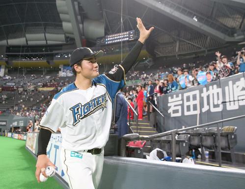 日本ハム対ヤクルト　スタンドのファンに手を振る清宮（撮影・黒川智章）