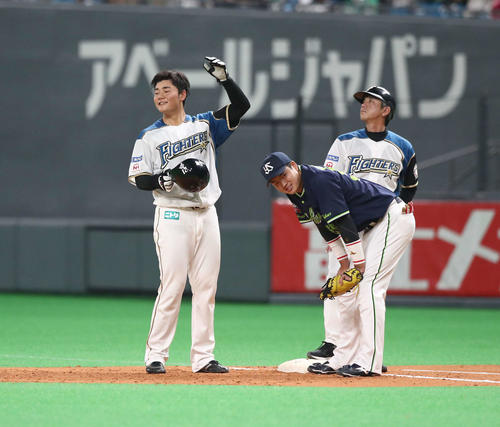 日本ハム対ヤクルト　3回裏日本ハム2死一、二塁、右前適時打を放った清宮（左）は村上と話す（撮影・黒川智章）