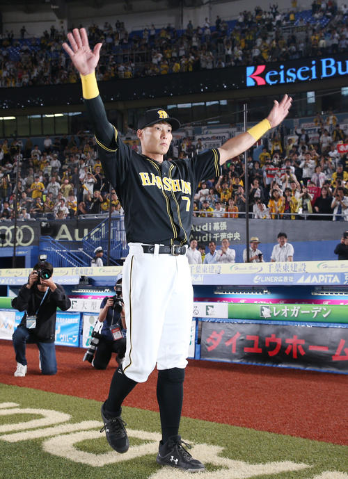 ロッテ対阪神　試合後、決勝打を放った糸井は、ファンの声援に応える（撮影・前田充）