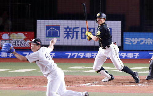 ロッテ対阪神　10回表阪神1死一、二塁、糸井は右前勝ち越し適時打を放つ。投手益田（撮影・浅見桂子）