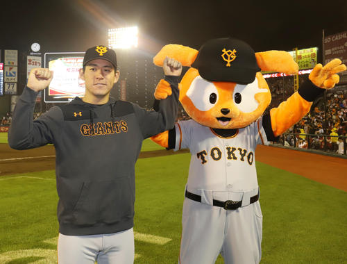 楽天対巨人　楽天に勝ちジャビットと写真に納まる巨人桜井（撮影・垰建太）