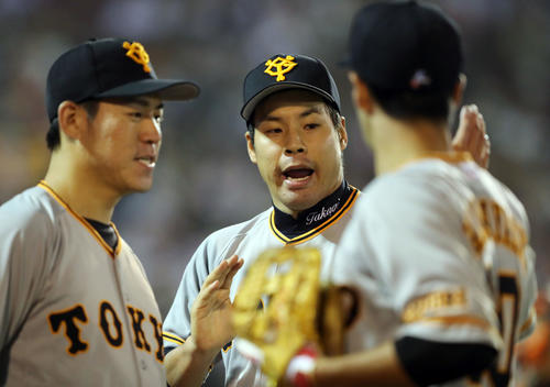 楽天対巨人　7回裏楽天2死三塁、茂木を二ゴロに仕留め無失点に抑えた高木（中央）は桜井（左）らからねぎらいを受ける（撮影・垰建太）