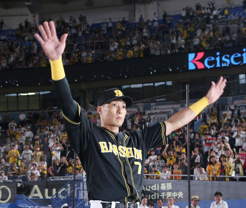 ロッテ対阪神　ファンの声援に応える糸井（撮影・前田充）