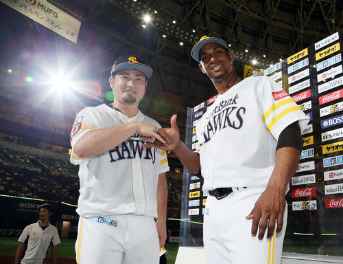 ソフトバンク対中日　お立ち台で笑顔を見せる森（左）とグラシアル（撮影・栗木一考）