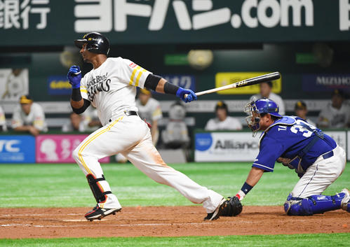 ソフトバンク対中日　8回裏ソフトバンク2死二、三塁、グラシアルは中前2点適時打を放つ（撮影・今浪浩三）　　