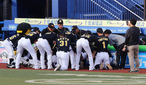 ロッテ対阪神　阪神の試合前円陣で、声を出す島田（中央）（撮影・浅見桂子）