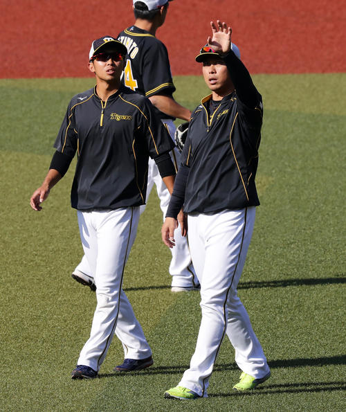 ロッテ対阪神　試合前、高山（右）から教えを受ける島田（撮影・浅見桂子）