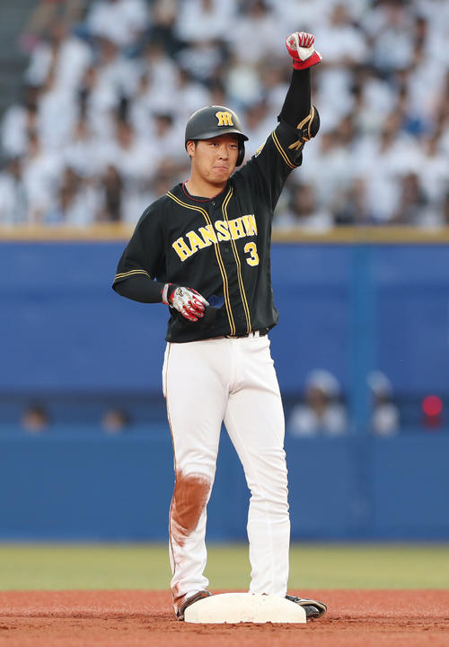 ロッテ対阪神　1回表阪神2死一塁、右中間に二塁打を放ち、ガッツポーズする大山（撮影・前田充）