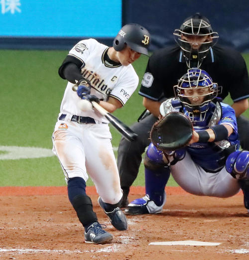 オリックス対DeNA　4回裏オリックス1死二塁、福田は右翼線に勝ち越し適時二塁打を放つ（撮影・加藤哉）