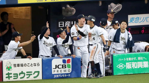 オリックス対DeNA　4回裏オリックス1死二塁、東は吉田正に二塁ゴロ敵失を打たれファウルグラウンドに転がったボールをカバーする、一塁手はロペス（撮影・加藤哉）