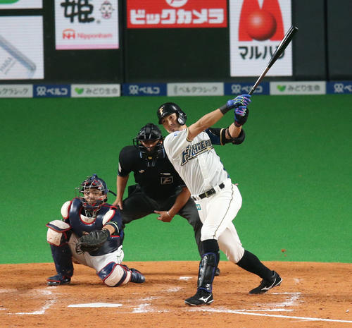 日本ハム対ヤクルト　4回裏日本ハム2死二塁、大田は右前適時打を放つ（撮影・佐藤翔太）