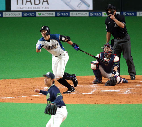 日本ハム対ヤクルト　4回裏日本ハム2死二塁、大田は右前適時打を放つ。投手はヤクルト小川（撮影・佐藤翔太）