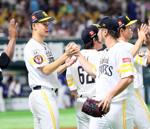 ソフトバンク対中日　森（右）から勝利球を受け取る大竹（撮影・栗木一考）