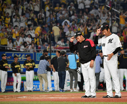 ロッテ対阪神　試合に敗れファンにあいさつするロッテ井口監督（手前左）（撮影・滝沢徹郎）