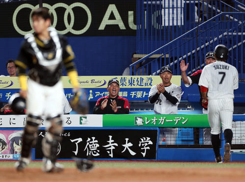 ロッテ対阪神　9回裏ロッテ2死二塁、清田の右前適時打で同点の生還を果たした鈴木（手前右）を笑顔と拍手で迎える井口監督（中央）（撮影・前田充）