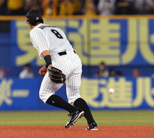 ロッテ対阪神　3回表阪神1死、糸原の打球をファンブルするロッテ中村奨（撮影・滝沢徹郎）