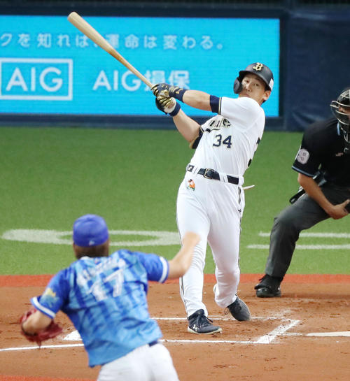 6回裏オリックス2死、吉田正は左越え二塁打を放つ（撮影・加藤哉）