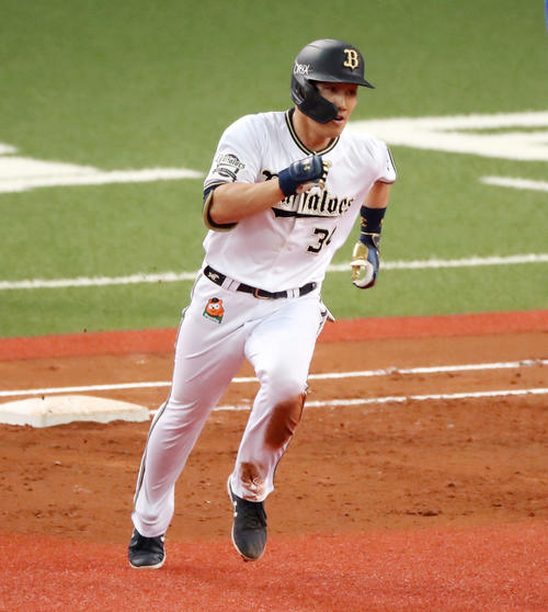 3回裏オリックス無死一塁、吉田正は左越え適時二塁打を放つ（撮影・加藤哉）