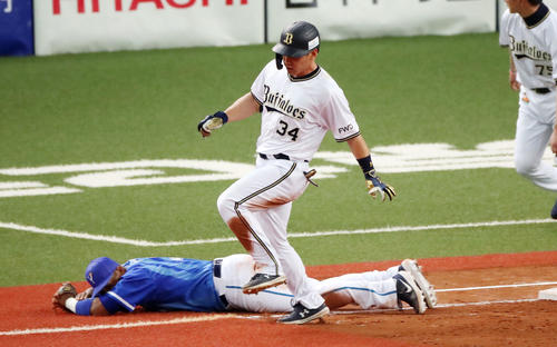 4回裏オリックス1死二塁、吉田正は二塁ゴロ敵失で打点を挙げる、一塁手はロペス（撮影・加藤哉）