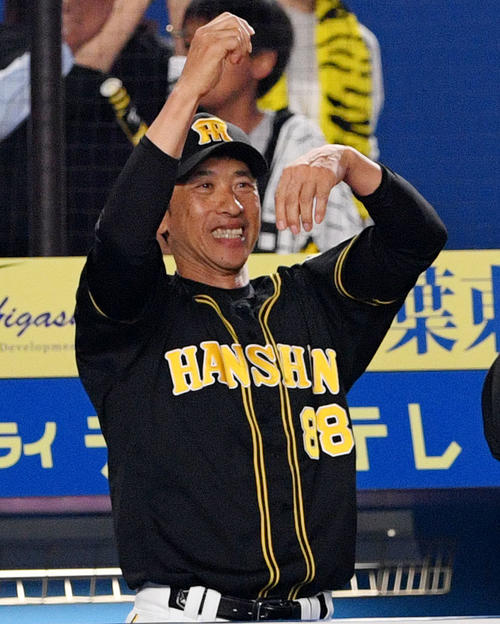 ロッテ対阪神　10回表阪神1死一、二塁、糸井の勝ち越しの右前適時打で喜ぶ矢野監督（撮影・滝沢徹郎）