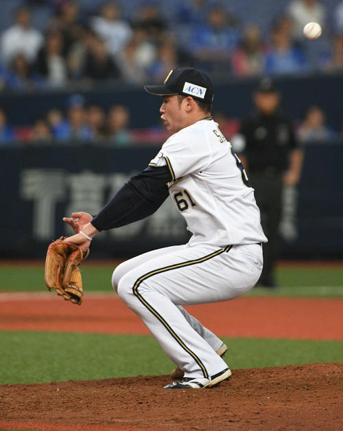 オリックス対DeNA　7回DeNA2死三塁、ソトの打球を右手に受けた榊原（撮影・渦原淳）