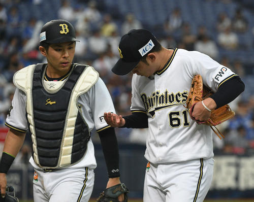 オリックス対DeNA　7回DeNA2死三塁、ソトの打球を右手に受けた榊原（右）は、患部を見つめながら引き揚げる（撮影・渦原淳）