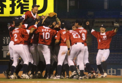 4年ぶりに都市対抗野球出場を決め歓喜に沸く明治安田生命の選手たち（撮影・加藤理沙）
