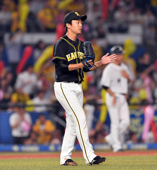 ロッテ対阪神　10回裏から登板し3者凡退に抑えた阪神島本はグラブをたたいて喜ぶ（撮影・滝沢徹郎）