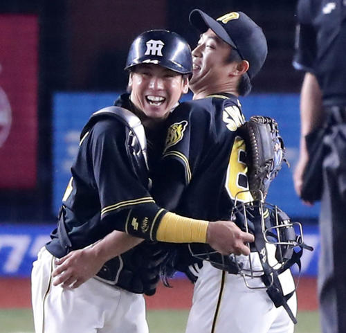 ロッテ対阪神　10回裏ロッテ2死、岡を右飛に仕留めて喜ぶ島本（右）と梅野（撮影・浅見桂子）