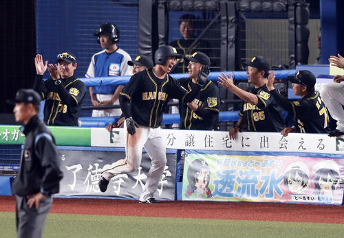 ロッテ対阪神　10回表阪神1死一、二塁、糸井の勝ち越し適時打で生還した近本（中央）は笑顔で矢野監督らとハイタッチ（撮影・浅見桂子）