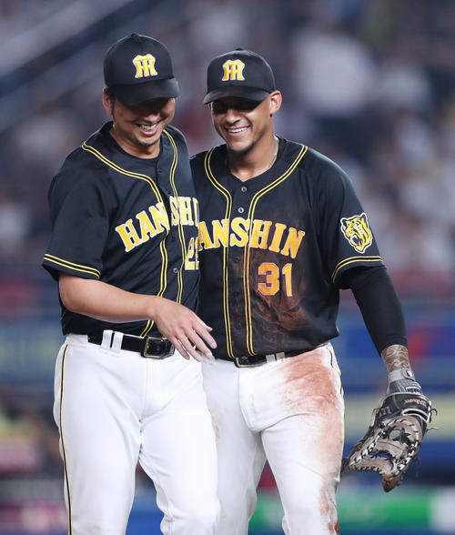 ロッテ対阪神　8回裏ロッテ攻撃終了、好守を見せたマルテ（右）と笑顔でたたえ合う藤川（撮影・前田充）