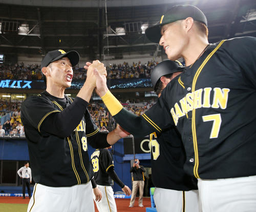 ロッテ対阪神　決勝打を放った糸井（右）をタッチで迎える矢野監督（撮影・前田充）