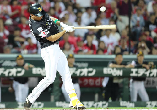 広島対ソフトバンク　5回表ソフトバンク2死一、三塁、真砂勇介は先制となる二内野適時打を放つ（撮影・梅根麻紀）